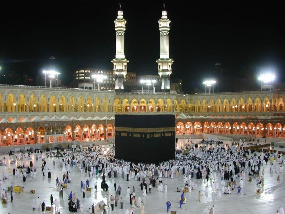 La Kaaba de nuit, entourée de pèlerins, à La Mecque
